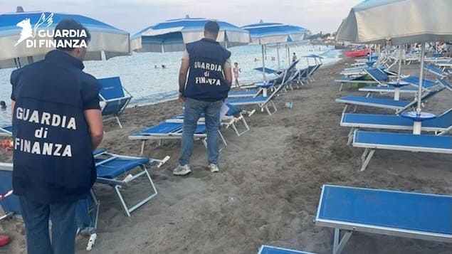 Cariati, occupazione abusiva demanio: sequestrati ombrelloni e lettini