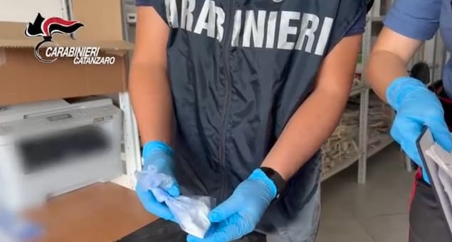 Falerna, lancia la cocaina dal finestrino: arrestato 42enne lametino