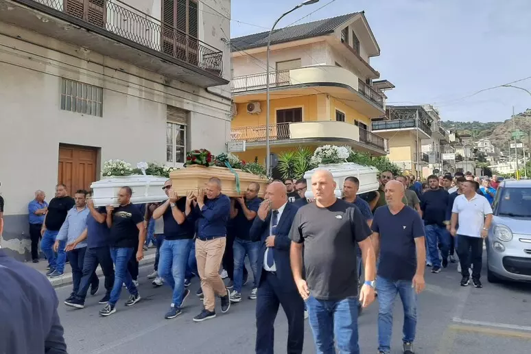 Gioiosa Ionica, chiesa gremita per l’ultimo saluto a Vincenzo e alle figlie