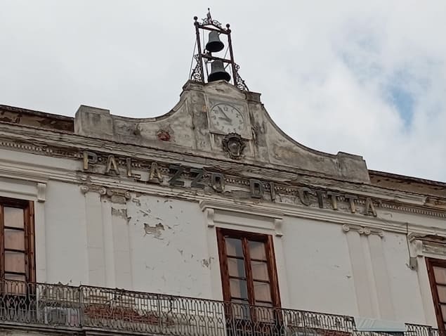 Lamezia, vecchio Palazzo di Città: «Affreschi a rischio»