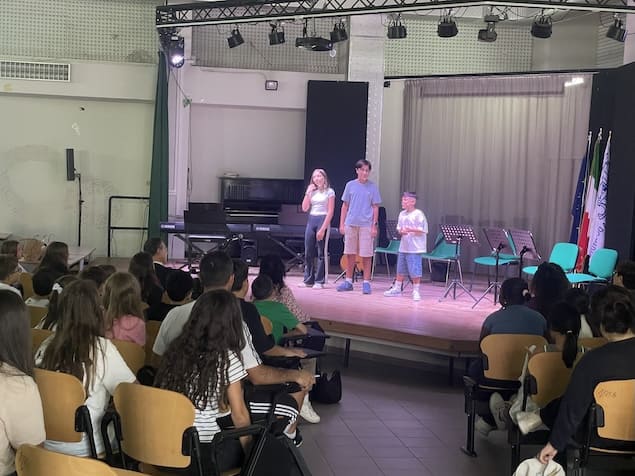 Teatro e musica per accogliere i nuovi alunni: «È solo l’inizio»