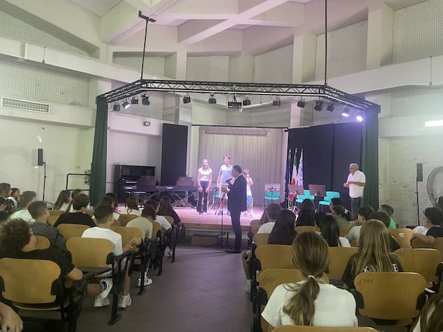 Teatro e musica per accogliere i nuovi alunni: «È solo l’inizio»