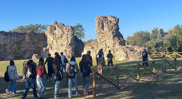 Tra le pietre della memoria, i giovani riscoprono le radici della città