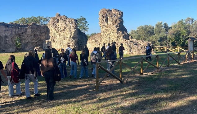 Tra le pietre della memoria, i giovani riscoprono le radici della città