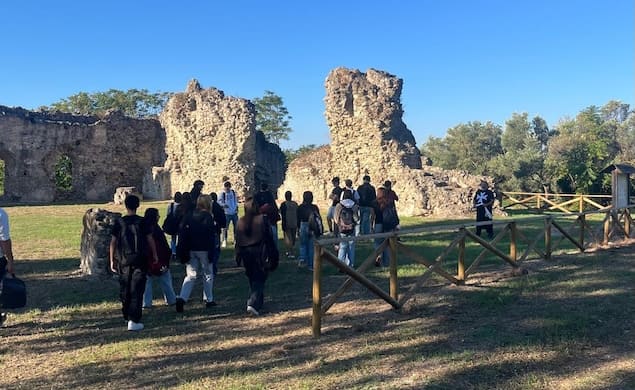 Tra le pietre della memoria, i giovani riscoprono le radici della città